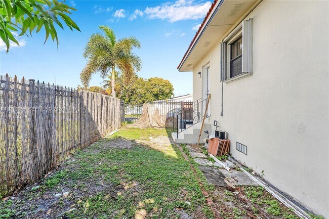 Building Photo - 600 SW 8th St