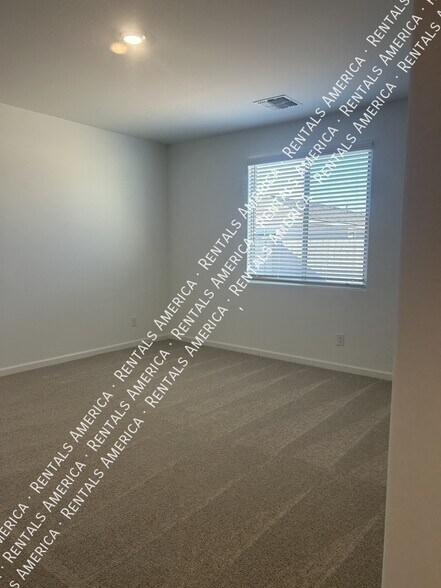 Building Photo - 5612 W Buist Ave