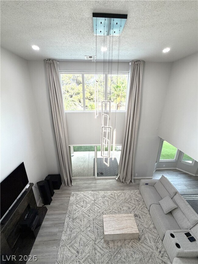 Building Photo - 2724 Monrovia Dr
