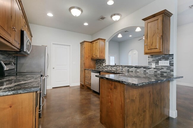 Building Photo - Kerrville, TX!  Country Charm with Modern Flair.