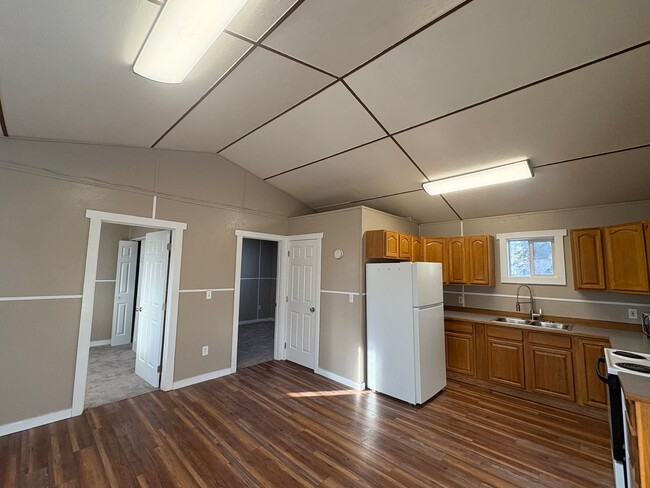 Building Photo - 2335 Maria St