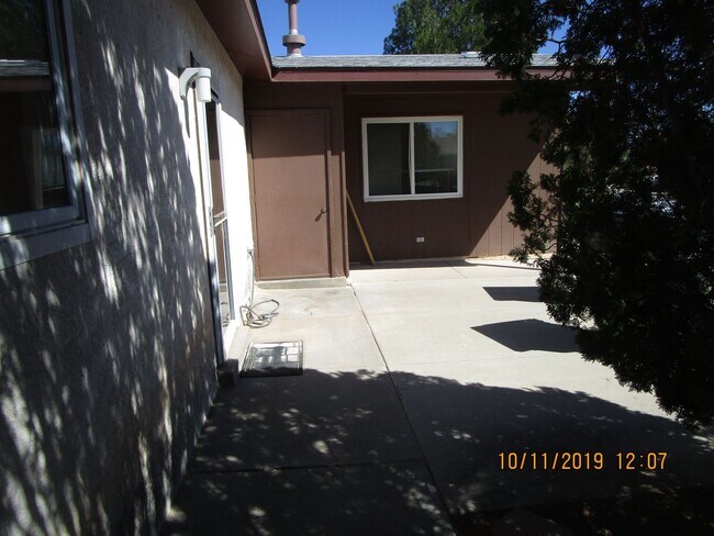 Building Photo - 906-906 Los Reyes Ct SE