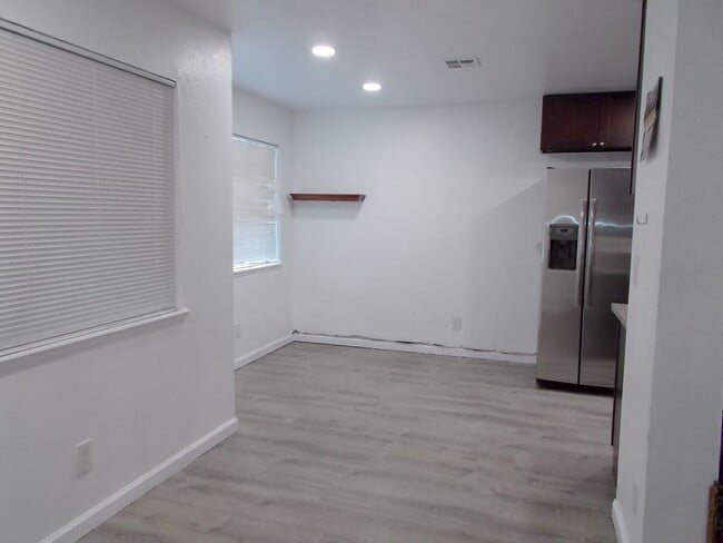 Building Photo - 6208 Ilanos Ln