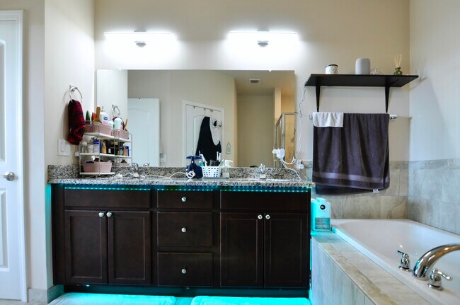 Building Photo - 4481 Bridgeview Ln