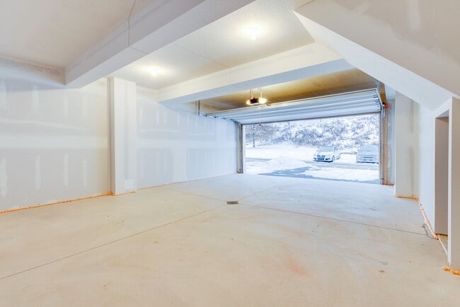 Building Photo - 3 Bedroom End Unit Townhouses in Franklin ...