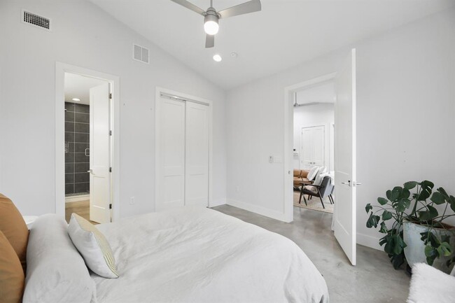 Building Photo - 1703 Perez St