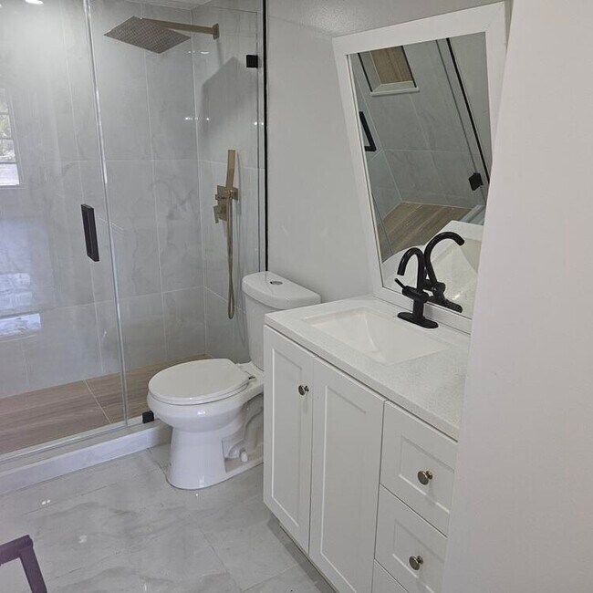 Building Photo - 4164 Inverrary Dr