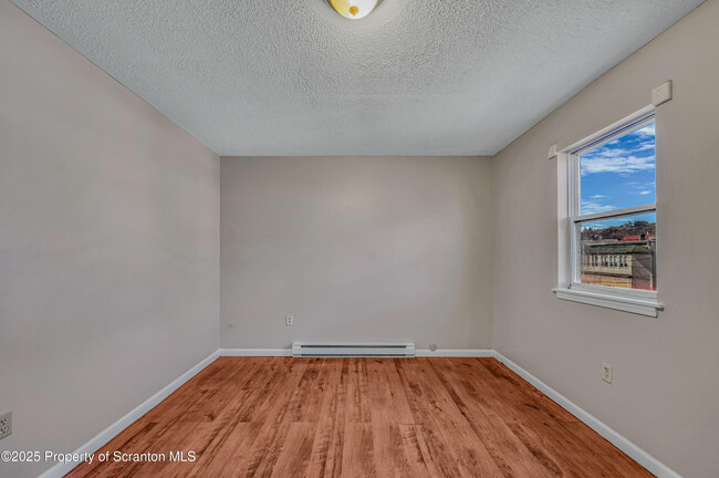 Building Photo - 1418 N Main Ave