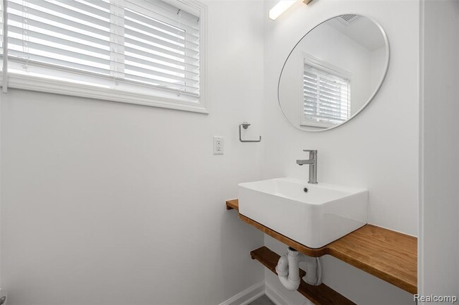 Building Photo - 623 E Brockton Ave