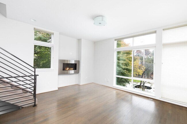 Building Photo - Contemporary 3 Bedroom Ballard Townhome in Prime Location