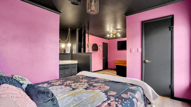 Building Photo - Fully furnished Airbnb with a pool