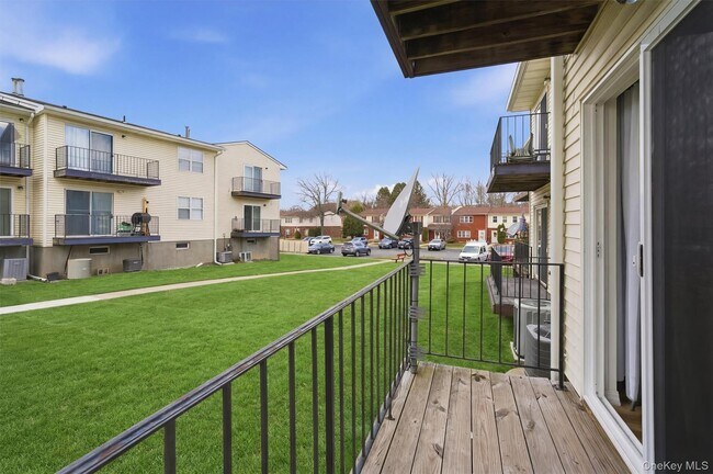 Building Photo - 276 Temple Hill Rd