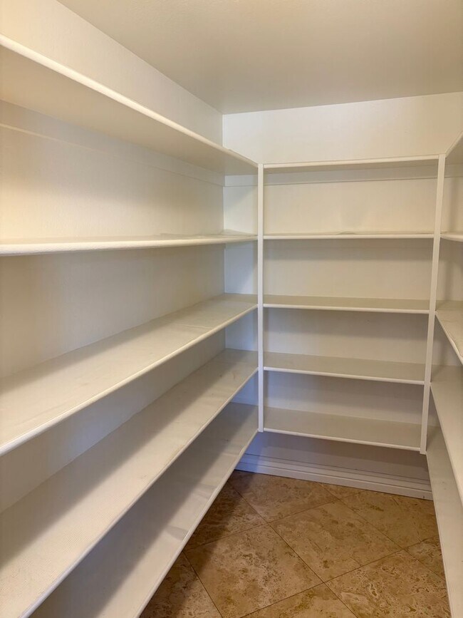 Building Photo - **STUNNING 3 BEDROOM/2 BATHROOM FULLY RENO...