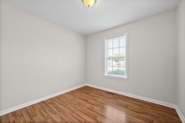 Building Photo - 3865 Roscommon Way