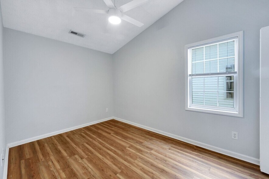 Building Photo - 716 Varsity Dr