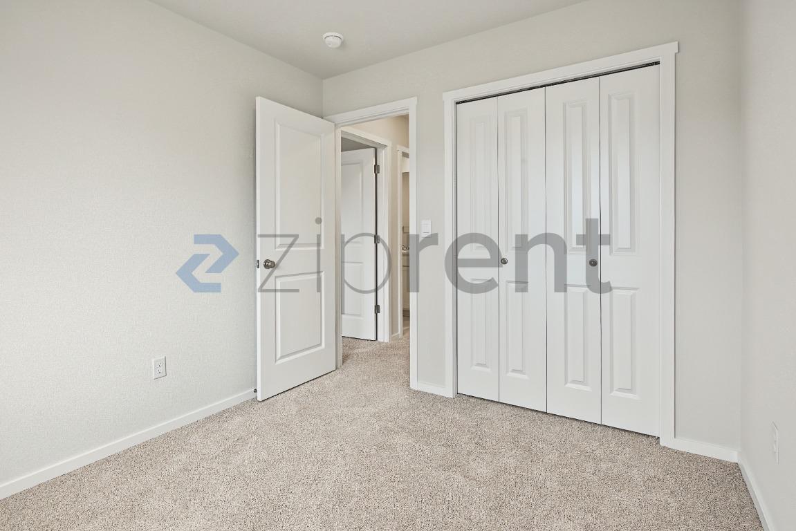 Building Photo - Unit