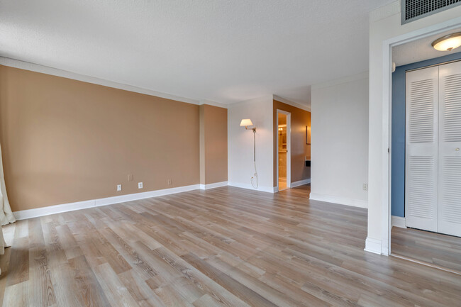 Building Photo - 6800 Fleetwood Rd