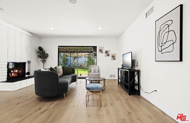Building Photo - 2617 S Beverly Dr