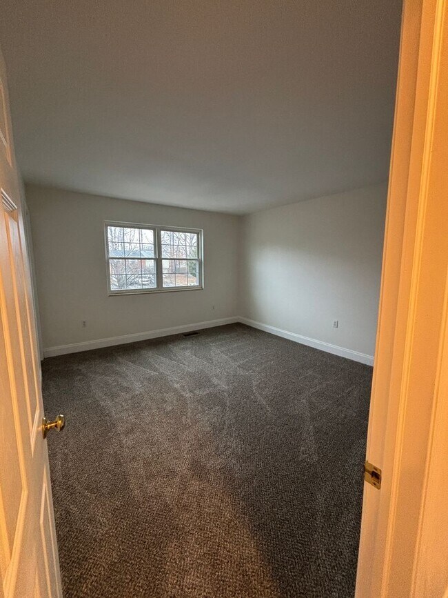 Building Photo - Pristine & Move-In Ready Townhome in Olde Forge!