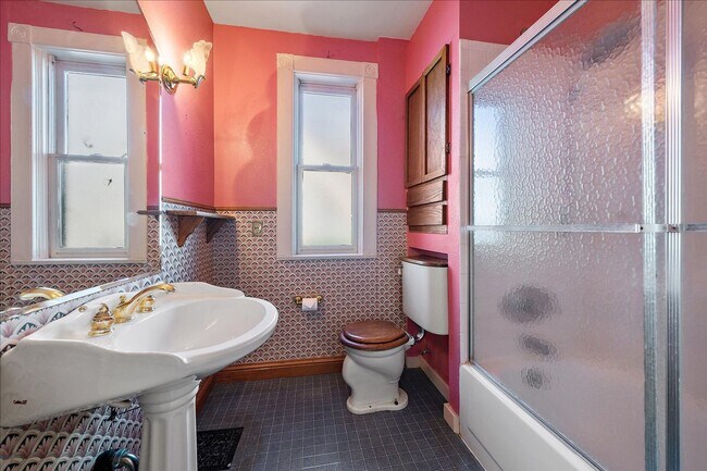 Building Photo - Beautiful 3 Bedroom Victorian Home, With B...