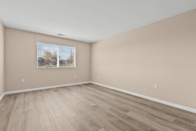 Building Photo - 9447 Hendrix Ln