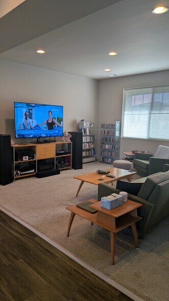 Building Photo - 433 Stout St