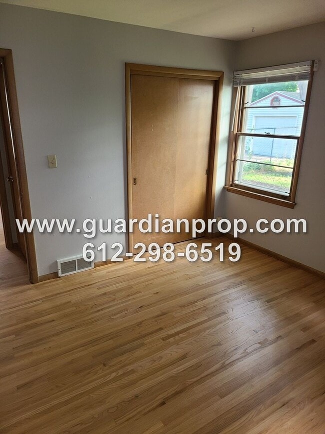 Building Photo - Updated House Near Hamline Available Septe...