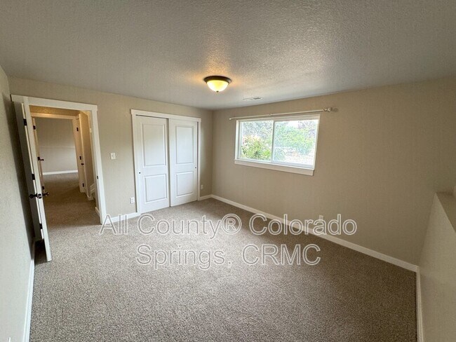 Building Photo - 1480 Hiawatha Dr