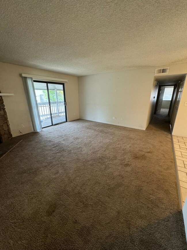 Building Photo - Second Level 3 Bed, 2 Bathroom Condo in Ro...