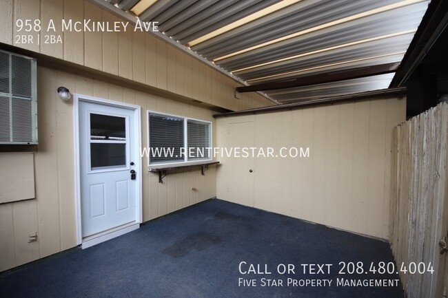 Building Photo - Spacious McKinley Townhome Available! Visi...