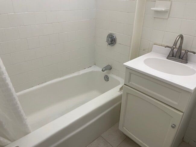 Building Photo - FREE MONTH  PACKARS CORNER BU AREA  Modern 1 bed with Large LR and BR areas, HT and HW Inc NO FEE