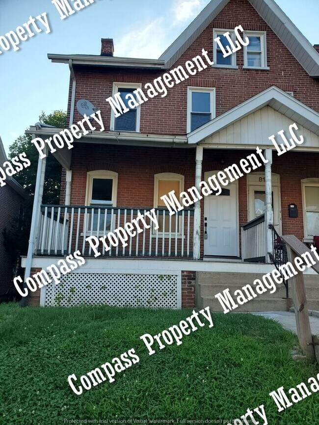 Building Photo - $1595 - 4 Bed, 1.5 Bath Half Double Home -...