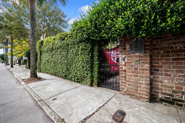 Building Photo - 69 Anson St