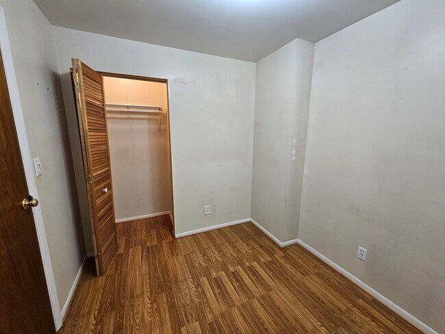Building Photo - 1140 W Barry Ave