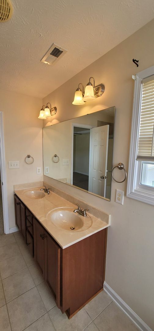 Building Photo - Beautiful 3 bedroom, 2.5 Bath home Minutes from Shopping & Easy Access to Highway for Travel.