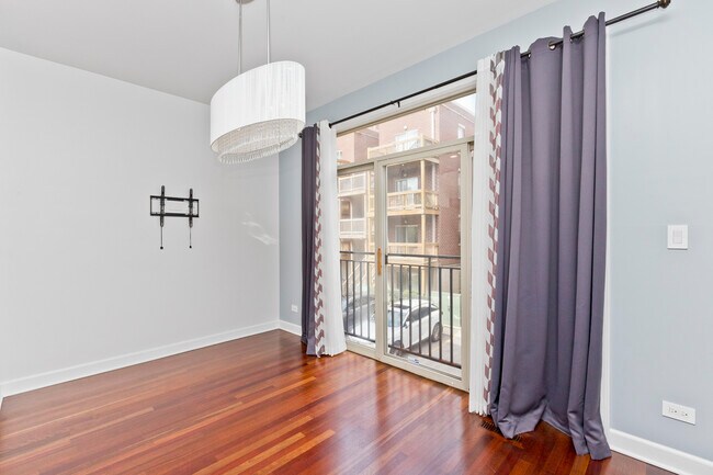 Building Photo - 1332 N Burling St