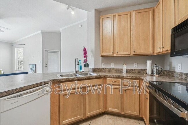 Building Photo - 10025 Courtney Palms Blvd