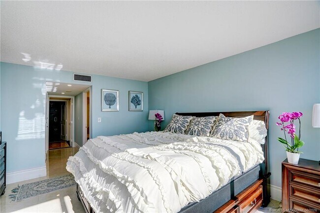 Building Photo - 10410 S Ocean Dr