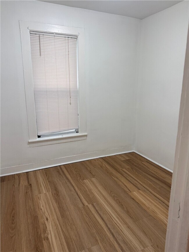 Building Photo - 355 Caroline St