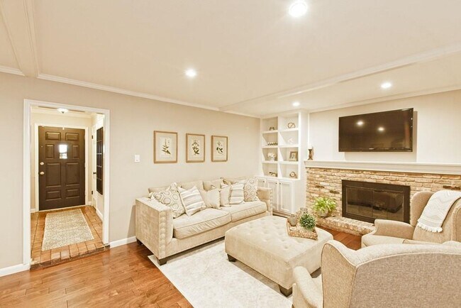 Building Photo - 1307 Glen Cove Dr