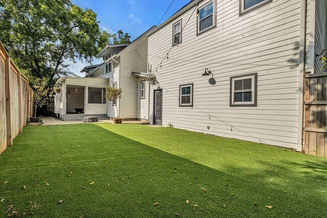 Building Photo - Great price for a huge house! CHARMING Sylvan Heights home 4 Bed 4 Bath. Beautiful private backya...