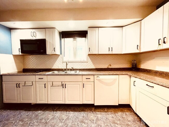 Building Photo - 38 Evergreen Ave