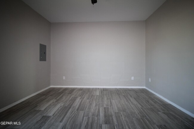 Building Photo - 517 Val Verde St