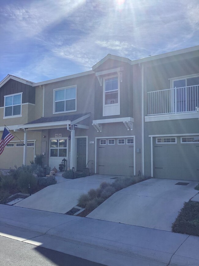 Building Photo - 3/2.5 Move in ready in Rocklin