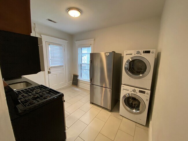 Building Photo - Dennison Ave 866-868 CR
