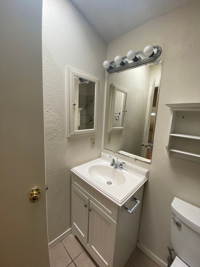 Building Photo - Cute 2 bedroom, 2 bath duplex, spacious ba...