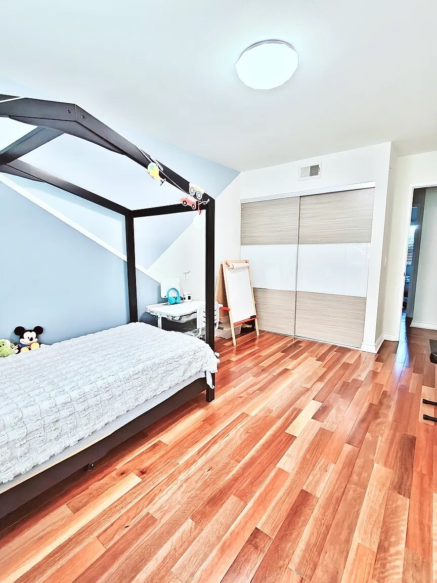 Building Photo - 4719 Dunman Ave