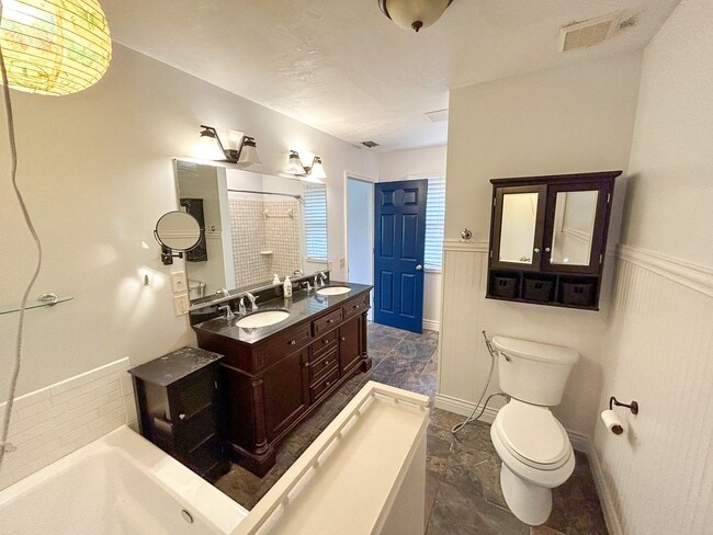 Building Photo - 1824 SW 35th Ave