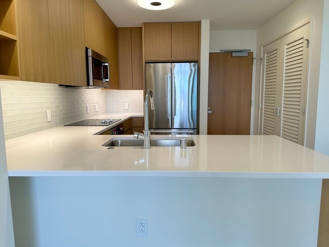 Building Photo - Resort style living at SKY 1/1/1