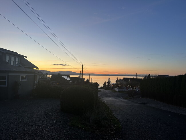Building Photo - Cozy 1-Bed Retreat Overlooking Bellingham Bay with Utilities Savings!